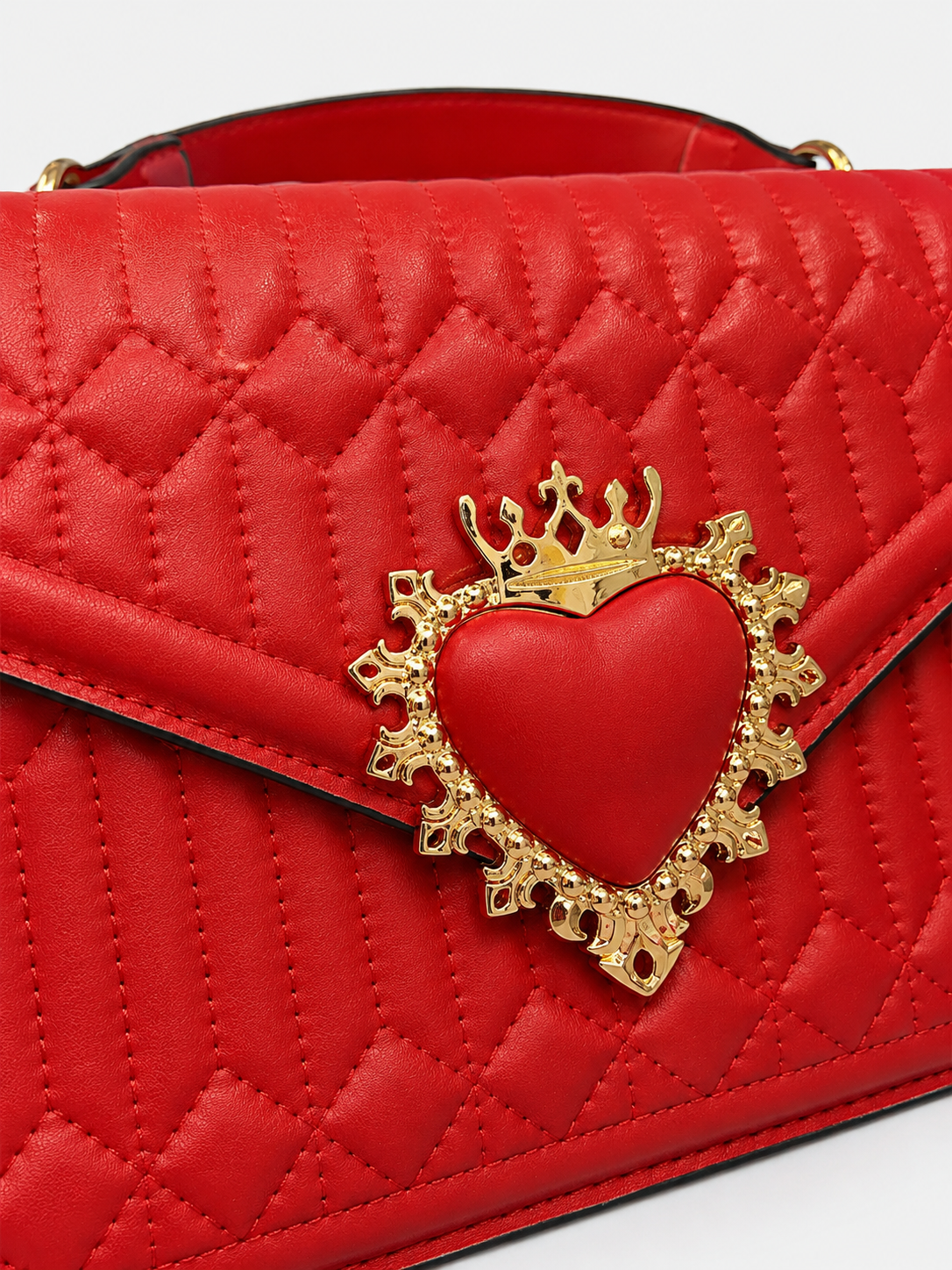 Bolsa dama roja con detalle de corazón dorado corona