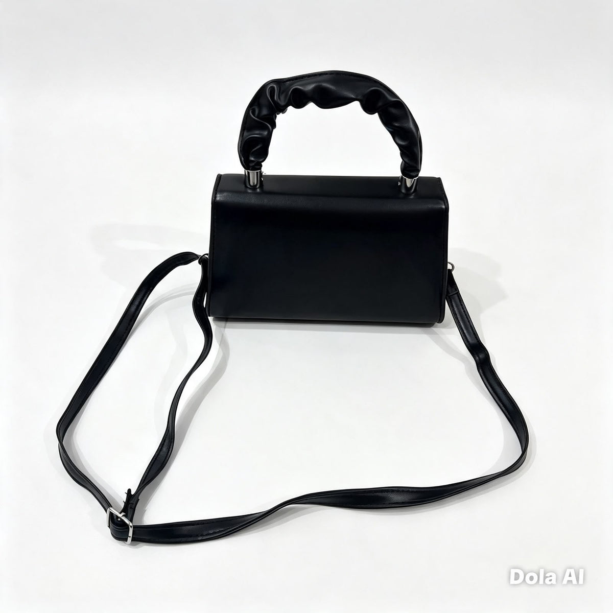 Bolsa dama con asa fruncida y detalle de pedrería ✨