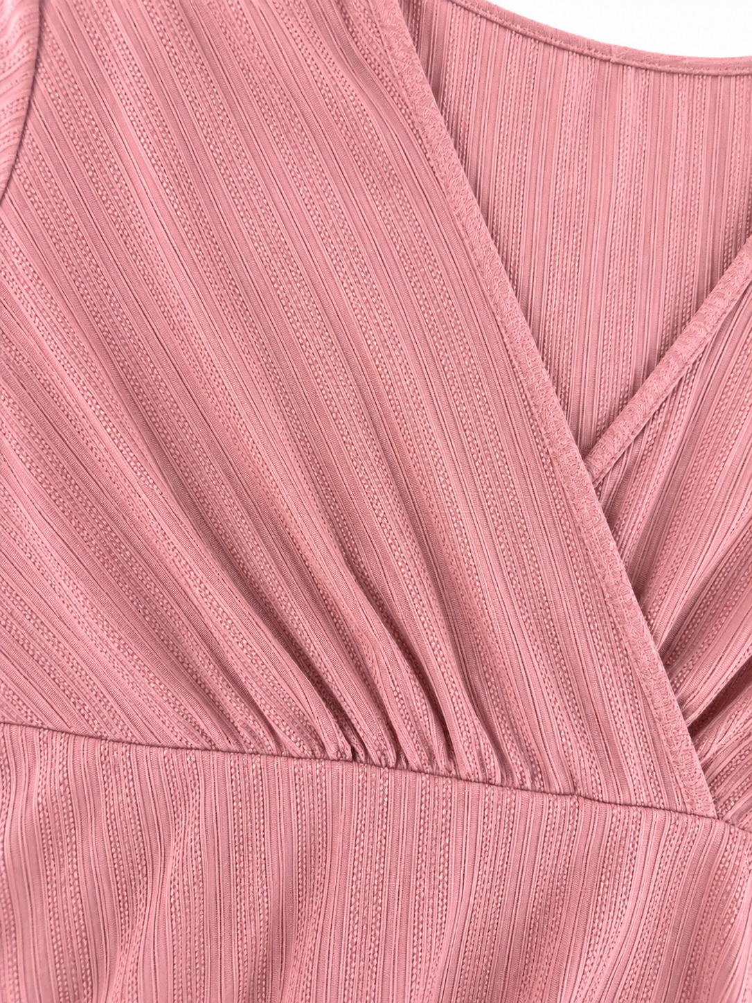 Blusa dama Rosa Palo Texturizada con Escote Cruzado y Manga Volante