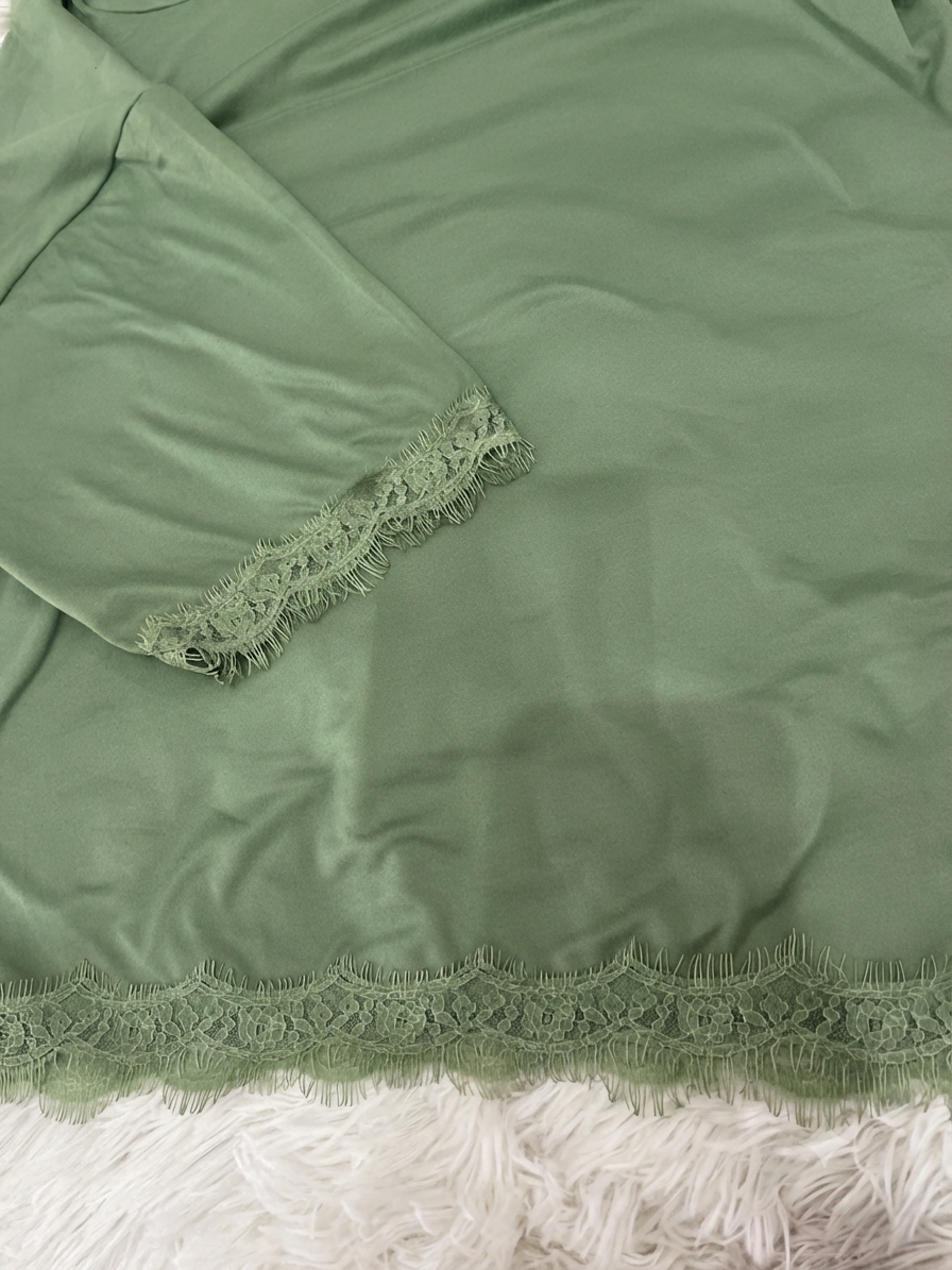 Blusa Dama Asimétrica Verde Salvia con Encaje