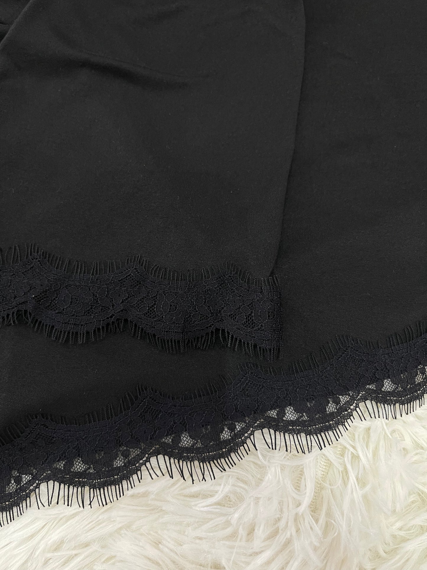 Blusa dama Asimétrica Negra con Encaje