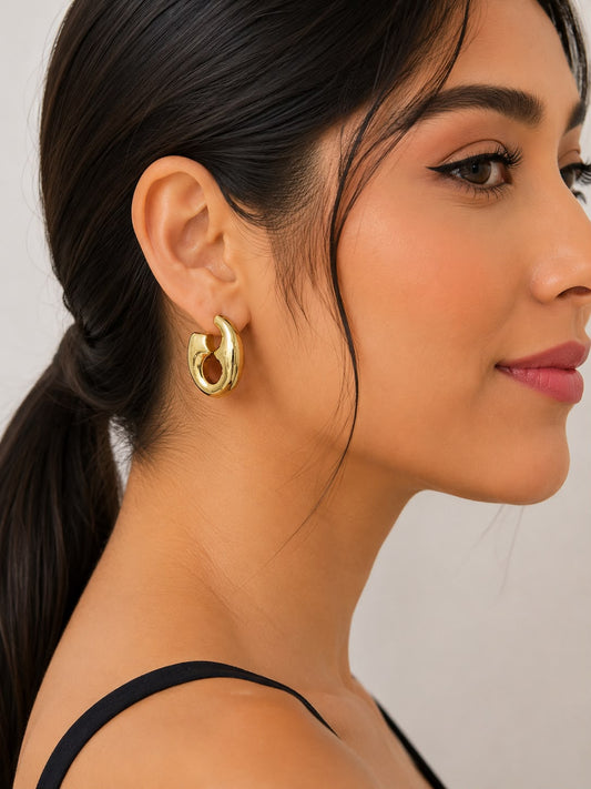 Aretes Dorados Tipo Huggie Esculturales ✨