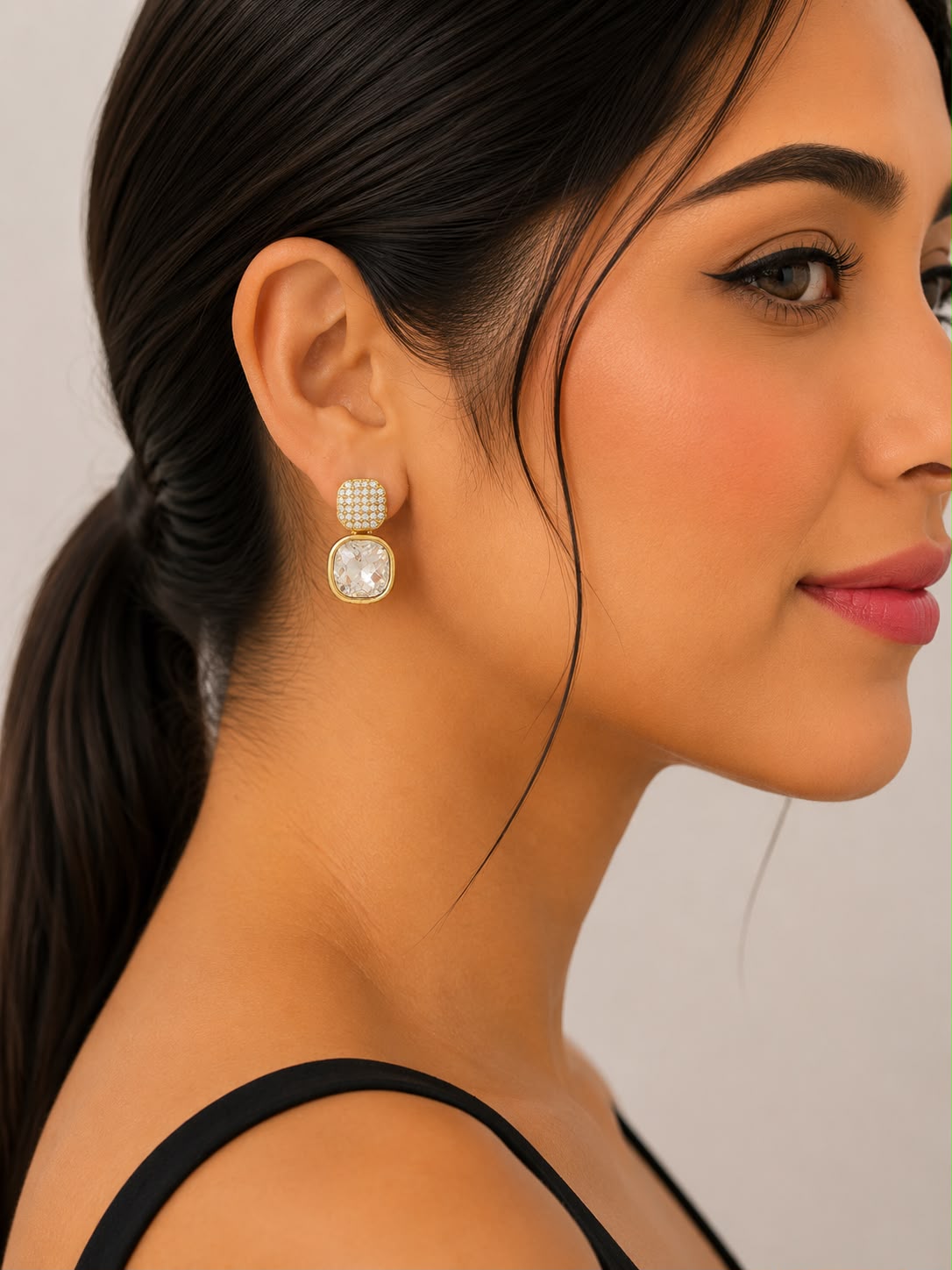 Aretes Dorados con Cristal Facetado ✨