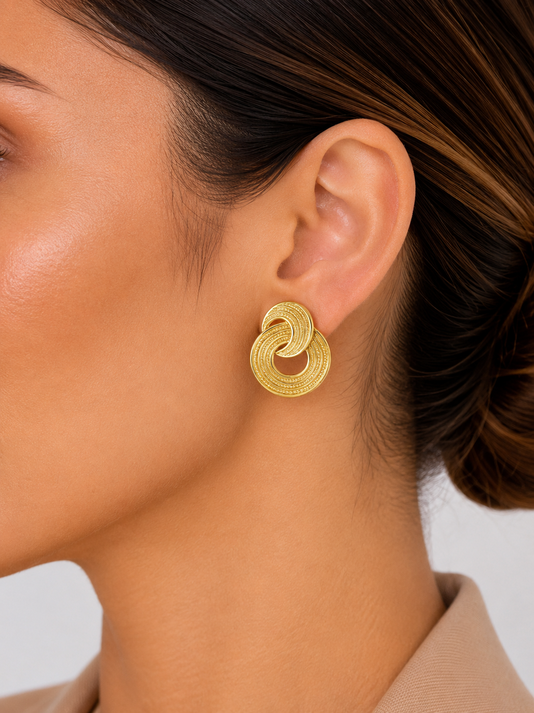 Aretes Dorados Diseño Entrelazado