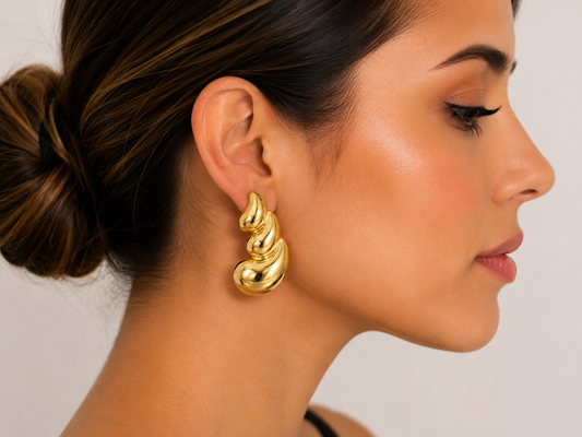Aretes Dorados Diseño Escultural de Gotas