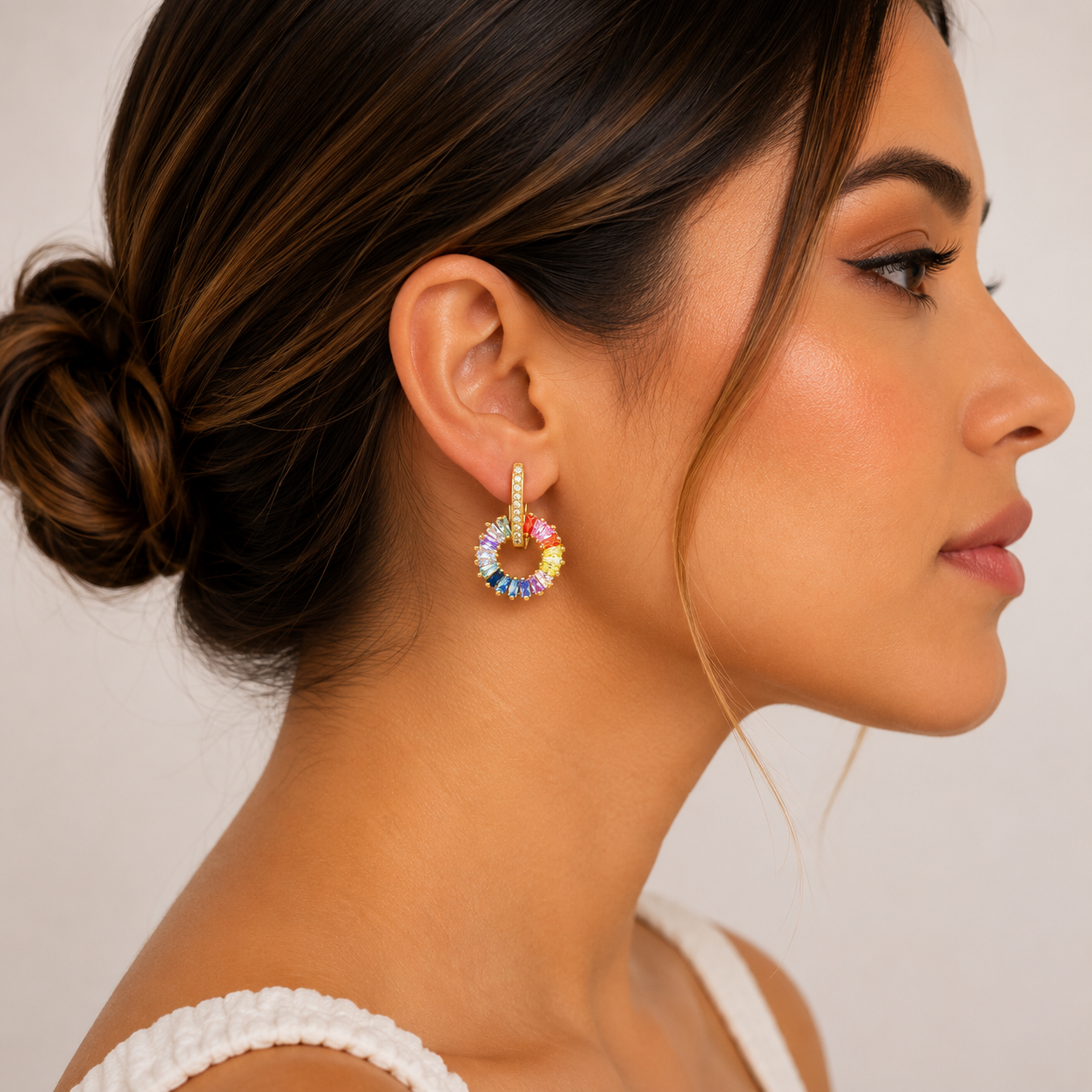 ✨ Aretes Dorados con Cristales Multicolor ✨