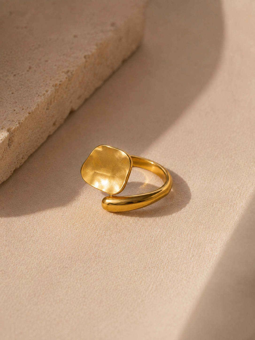 Anillo Dama dorado diseño orgánico