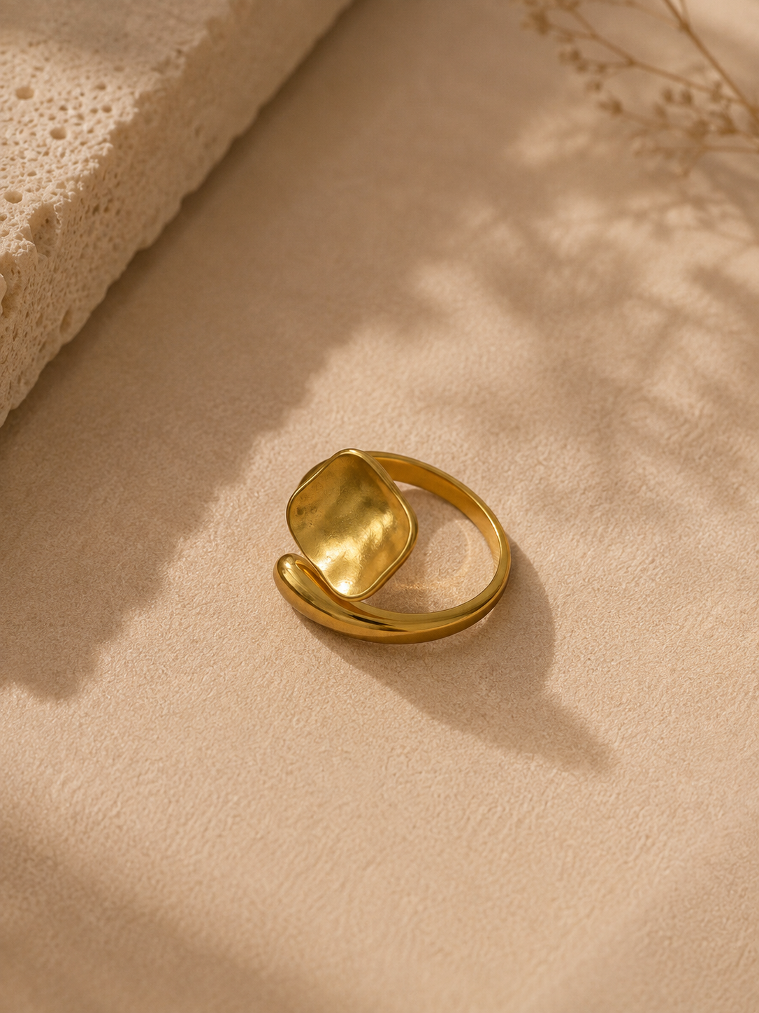 Anillo Dama dorado diseño orgánico