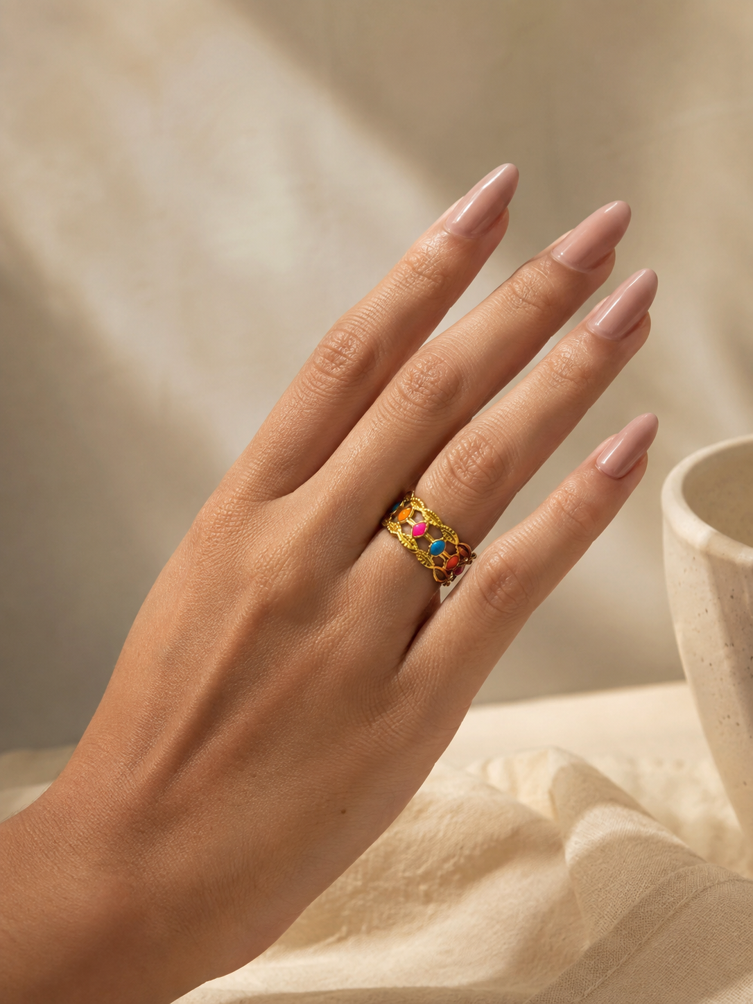 Anillo Dama dorado con detalles multicolor