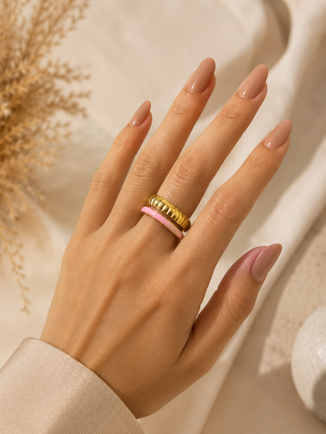 Anillo dama dorado con detalle rosa 🩷
