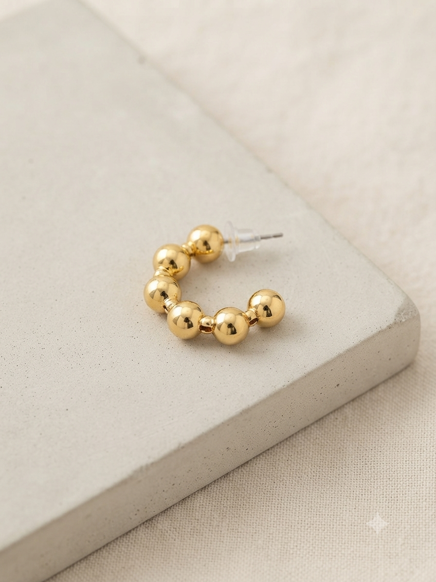 Aretes tipo huggie con esferas doradas ✨
