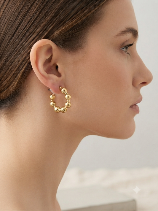 Aretes tipo huggie con esferas doradas ✨