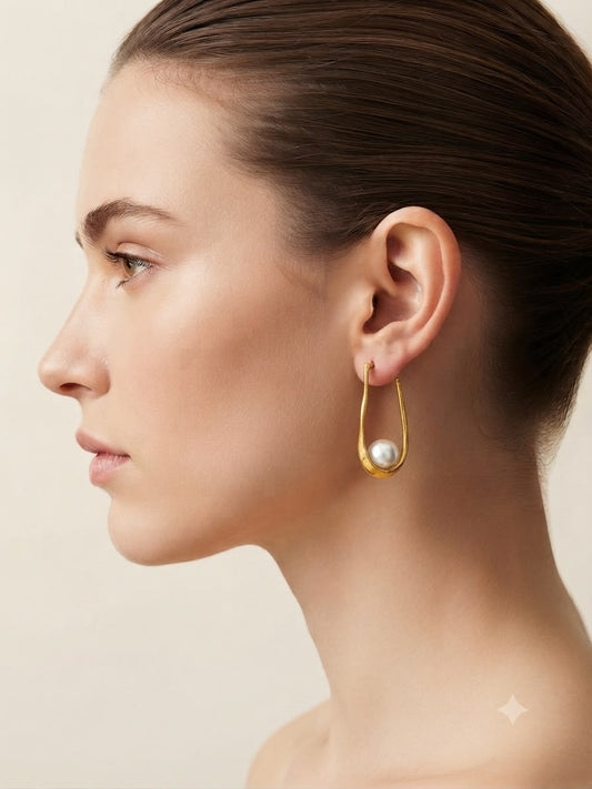 Aretes Dorados con Perla – Diseño Orgánico Elegante