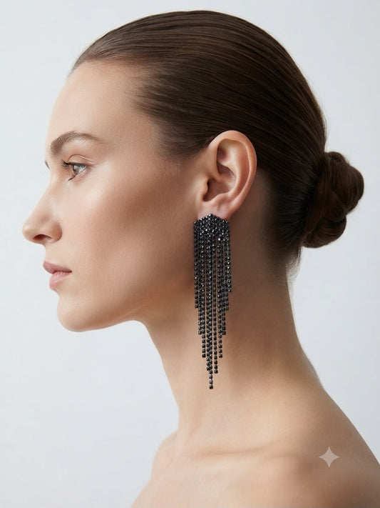 Aretes Largos de Flecos Negros – Elegancia Impactante