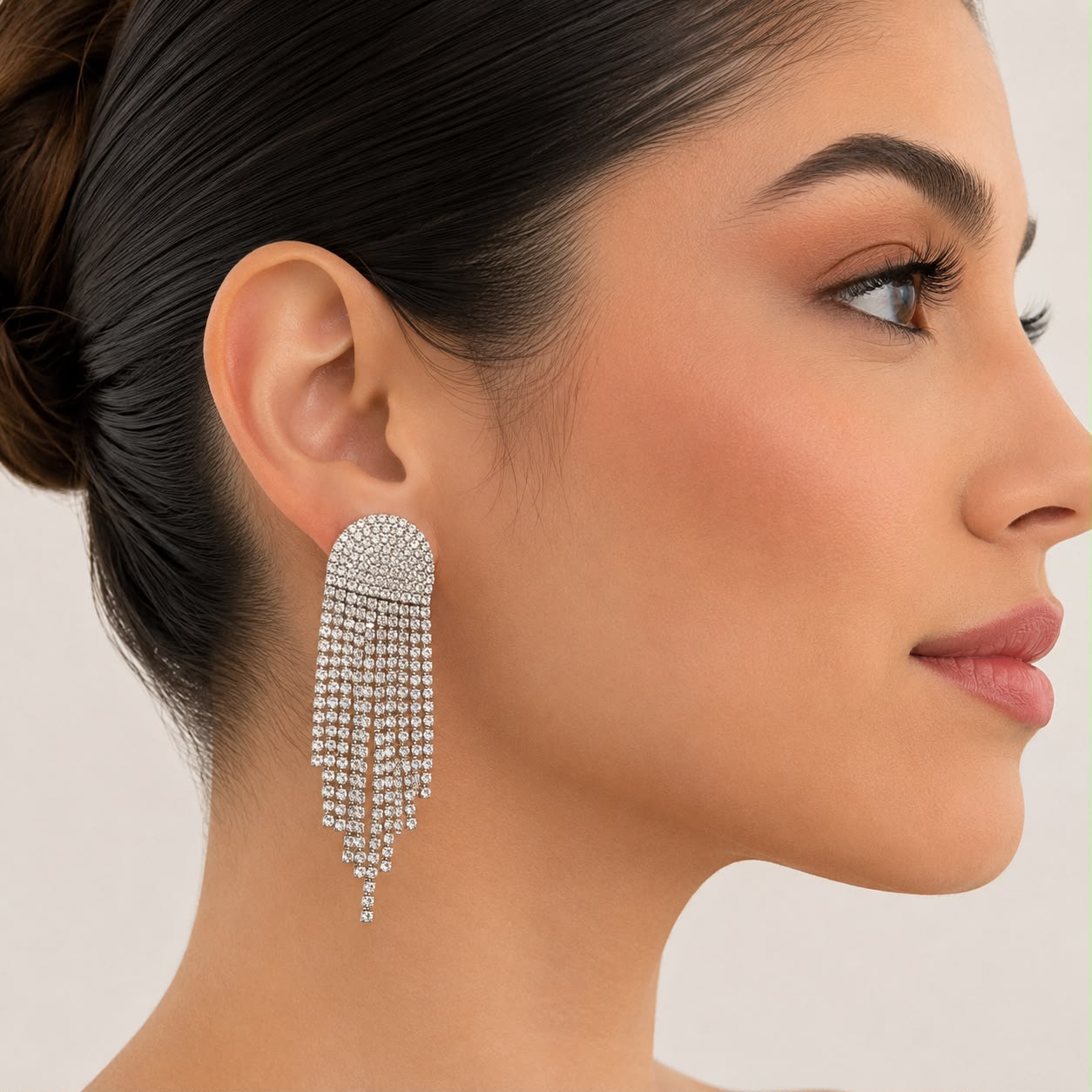Aretes Largos con Cristales Plateados – Glamour en Cada Movimiento