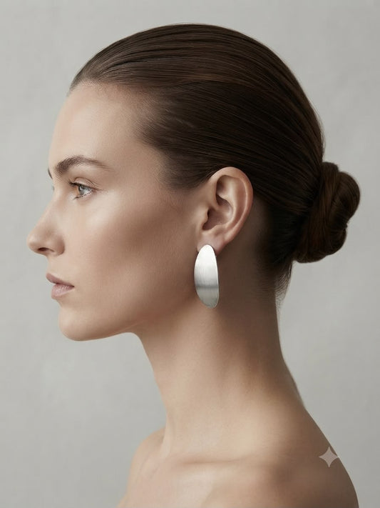 Aretes Ovalados Satinados Plateados – Minimalismo Elegante