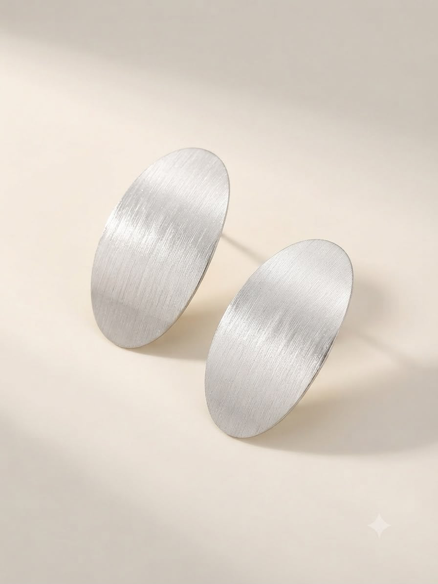 Aretes Ovalados Satinados Plateados – Minimalismo Elegante