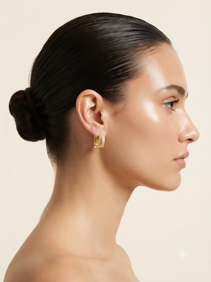Aretes Huggie Dorados con Grabado Geométrico – Estilo Moderno y Sofisticado