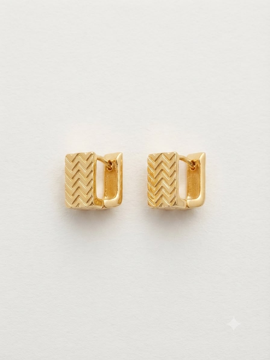 Aretes Huggie Dorados con Grabado Geométrico – Estilo Moderno y Sofisticado