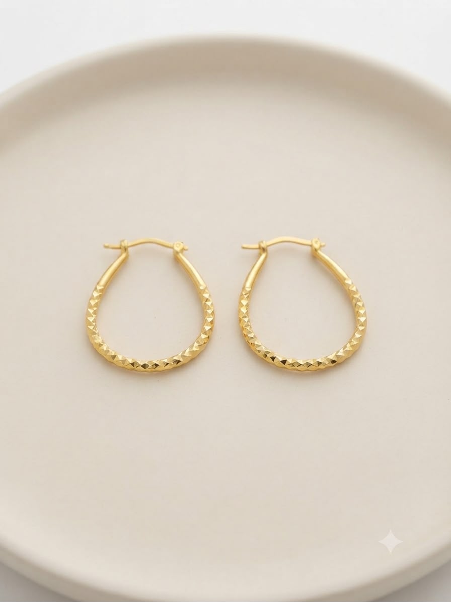 Aretes de Aro Facetado Dorados – Brillo Sutil y Elegancia Atemporal