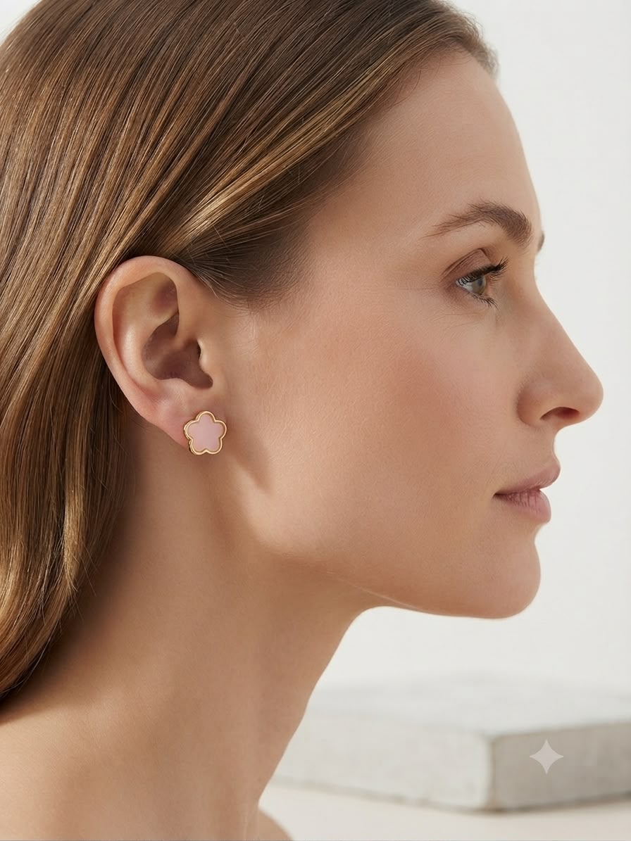 Aretes Flor Rosa con Marco Dorado – Delicadeza y Elegancia