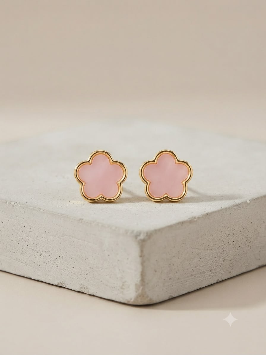 Aretes Flor Rosa con Marco Dorado – Delicadeza y Elegancia