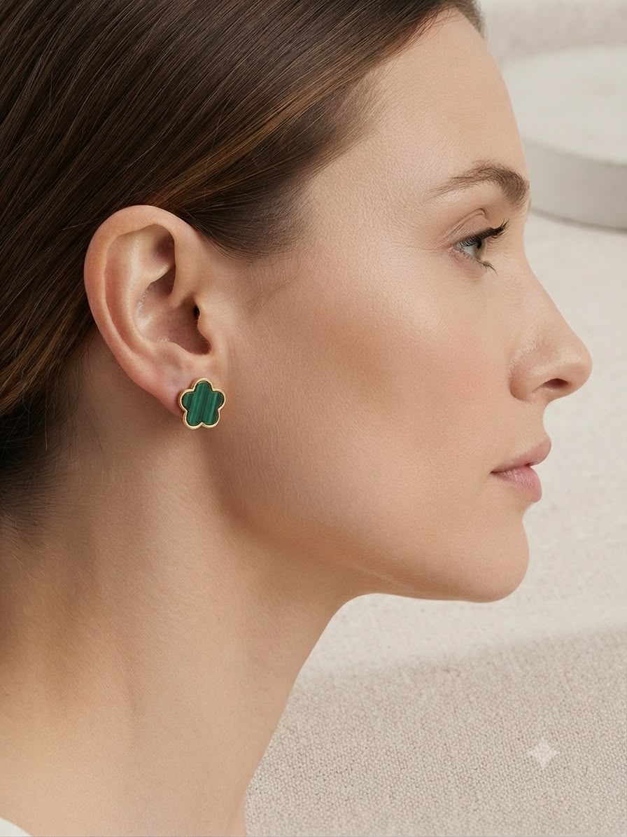 Aretes Flor Verde con Marco Dorado – Elegancia Natural