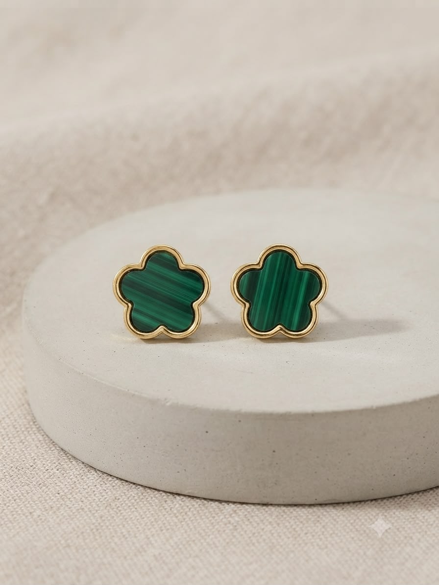 Aretes Flor Verde con Marco Dorado – Elegancia Natural