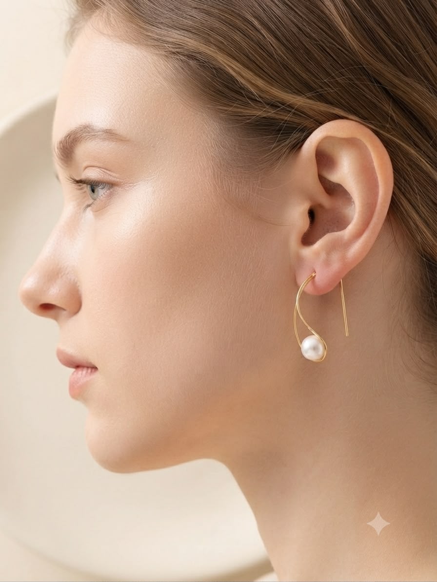 Aretes Dorados con Perla – Elegancia Minimalista