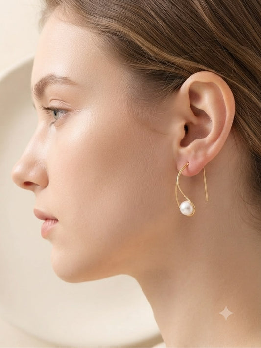 Aretes Dorados con Perla – Elegancia Minimalista