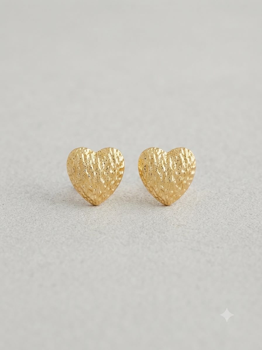 Aretes Corazón Texturizado – Dorado Clásico