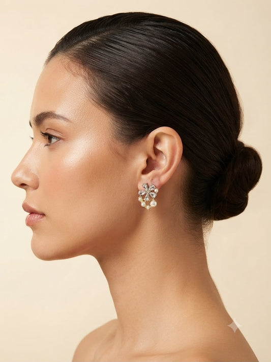 Aretes Flor con Cristales y Perlas – Dorado Elegante
