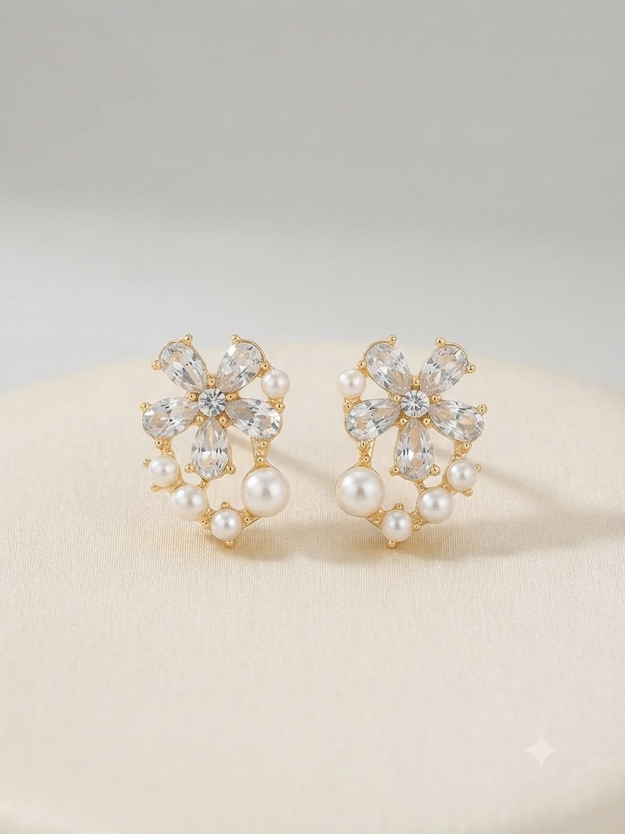 Aretes Flor con Cristales y Perlas – Dorado Elegante