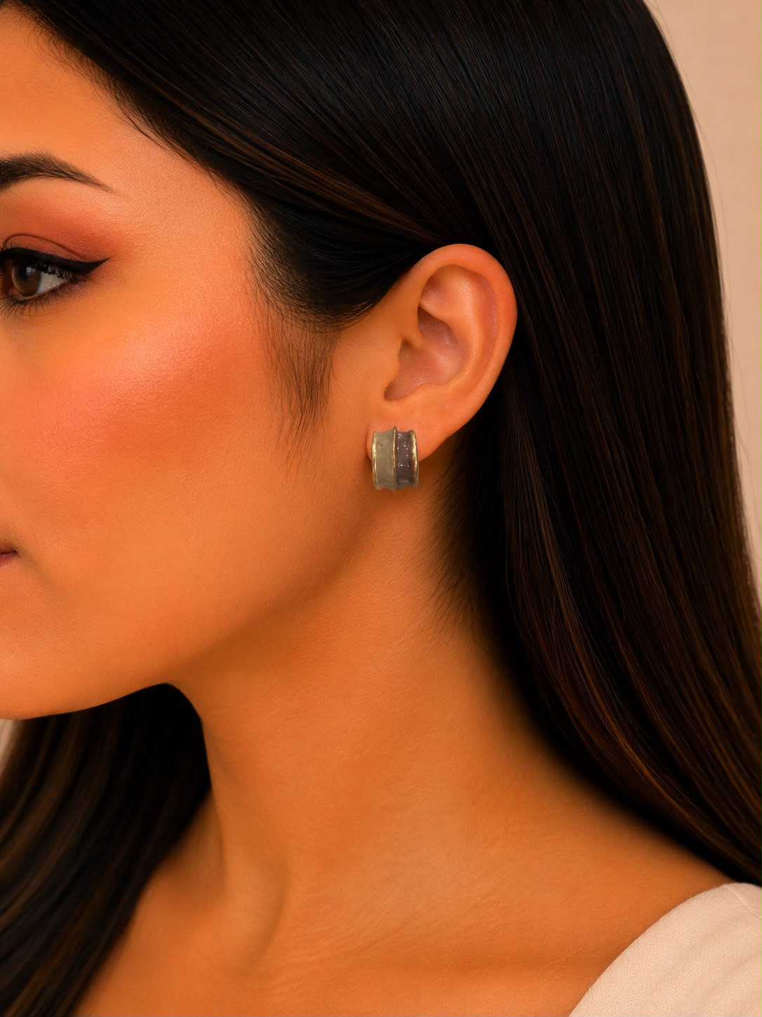 Aretes Huggie Ondulados – Dorado con Esmalte Beige y Café