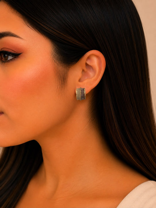 Aretes Huggie Ondulados – Dorado con Esmalte Beige y Café