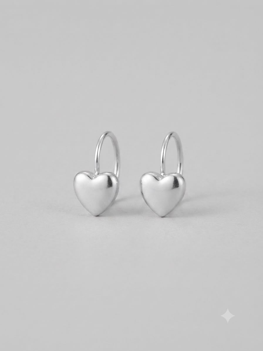 Aretes Huggie Plateados con Corazón Liso ✨🤍