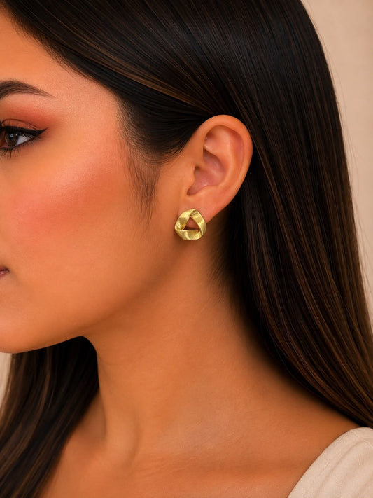 Aretes geométricos dorados de acabado satinado