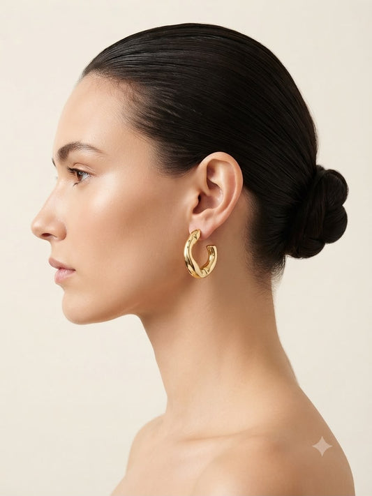 Aretes tipo huggie orgánicos dorados