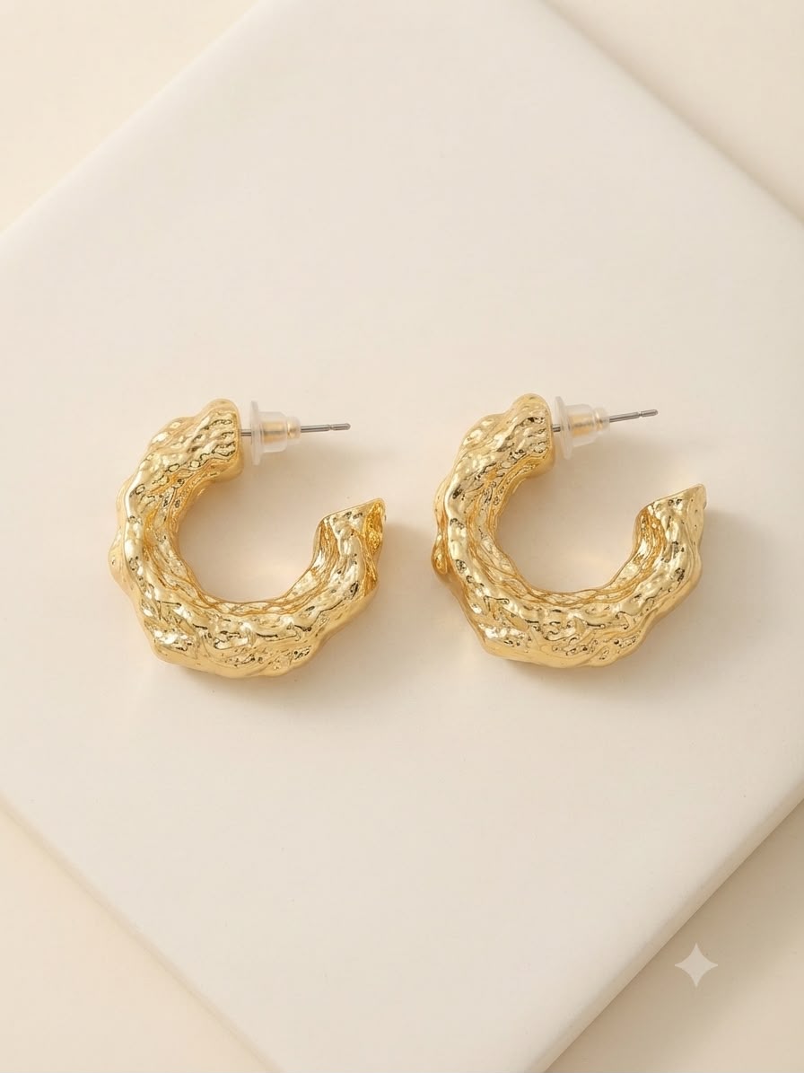 Aretes tipo huggie con textura martillada dorada