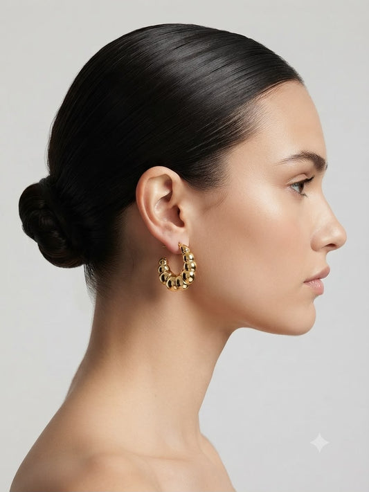 Aretes tipo huggie de esferas doradas