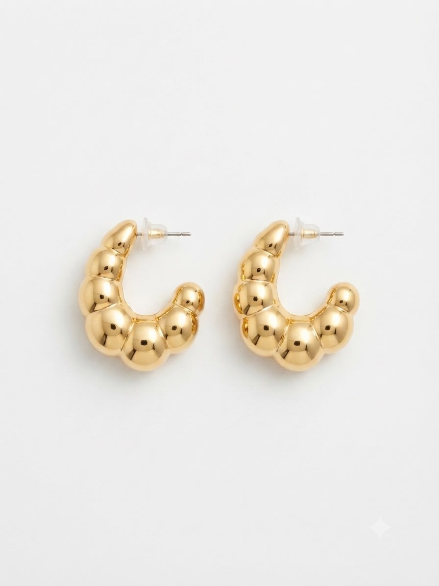 Aretes tipo huggie de esferas doradas