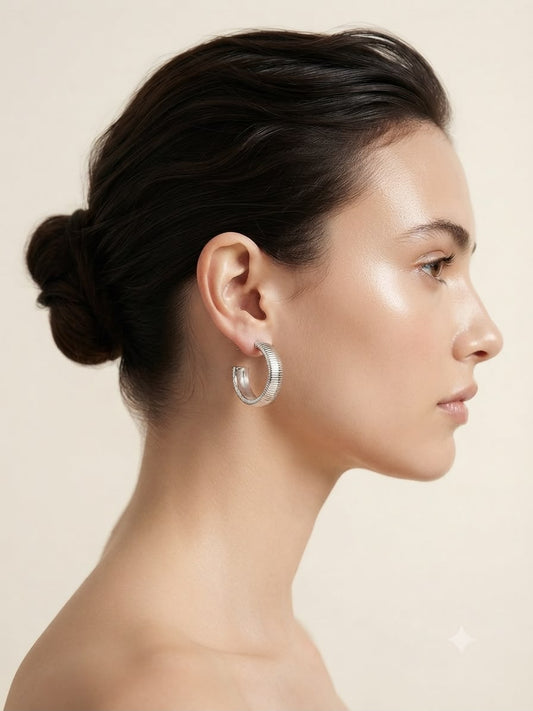 Aretes tipo aro plateados con textura acanalada