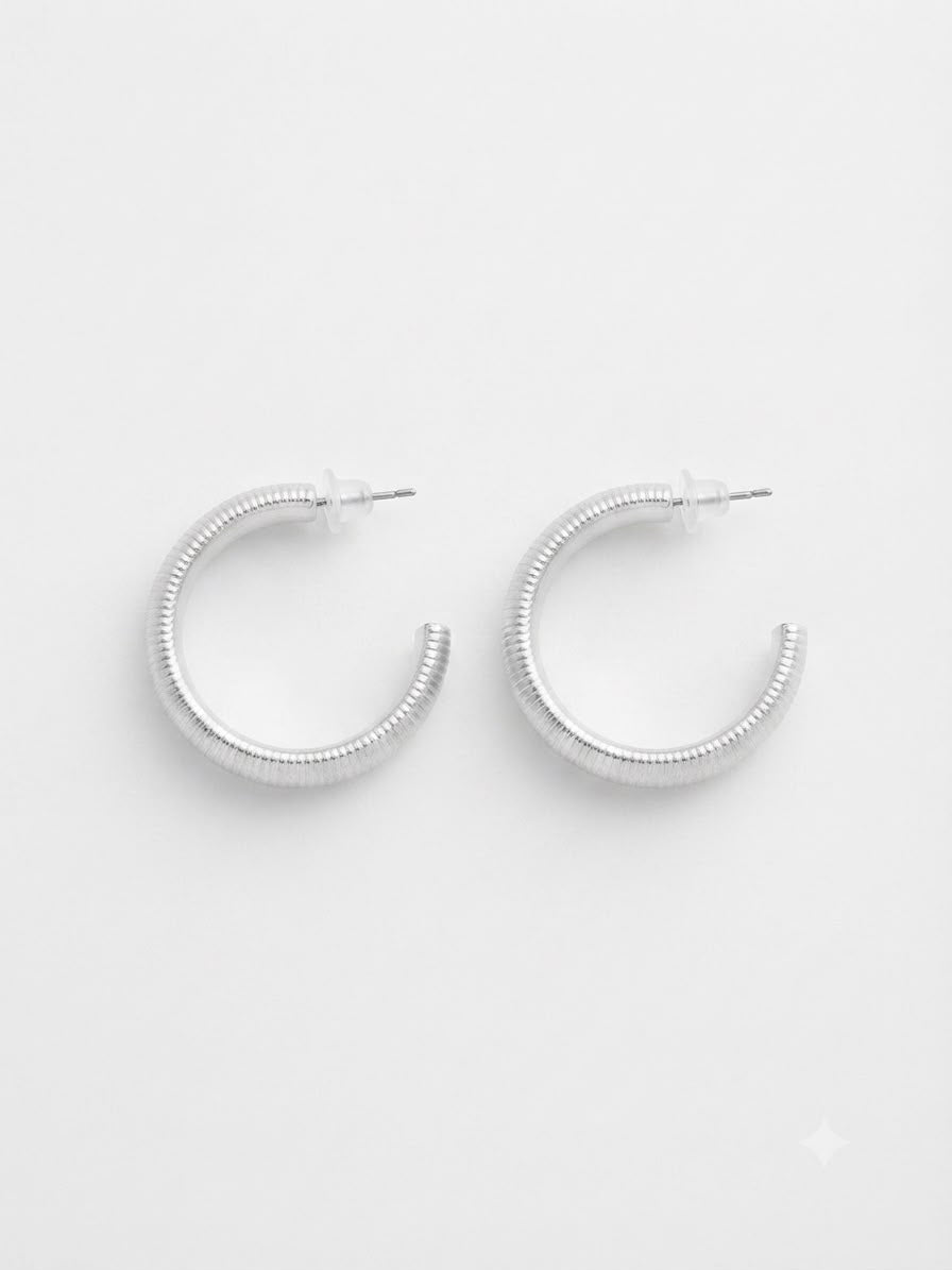 Aretes tipo aro plateados con textura acanalada