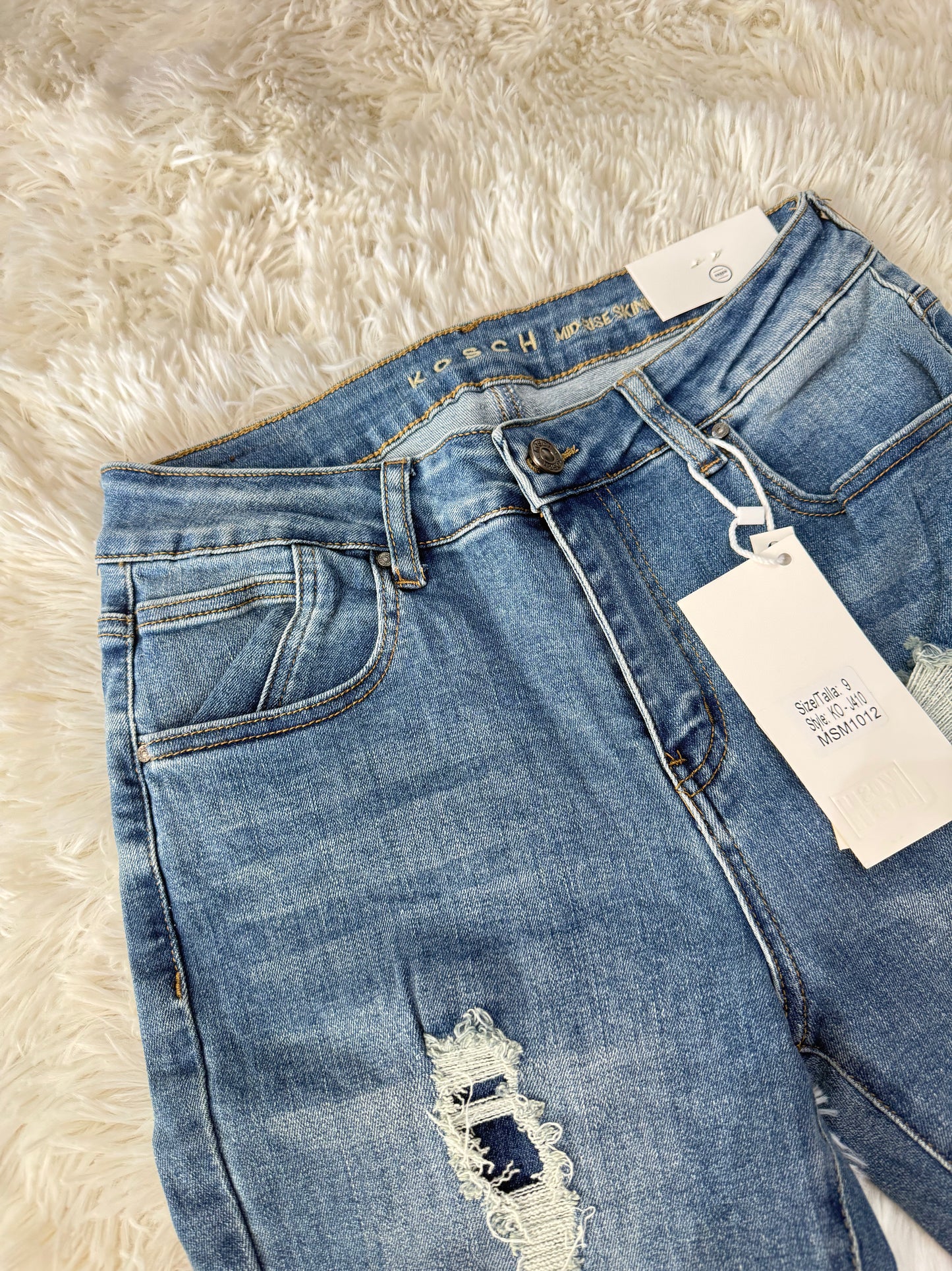 Pantalón dama mezclilla recto con diseño deslavado y rasgados