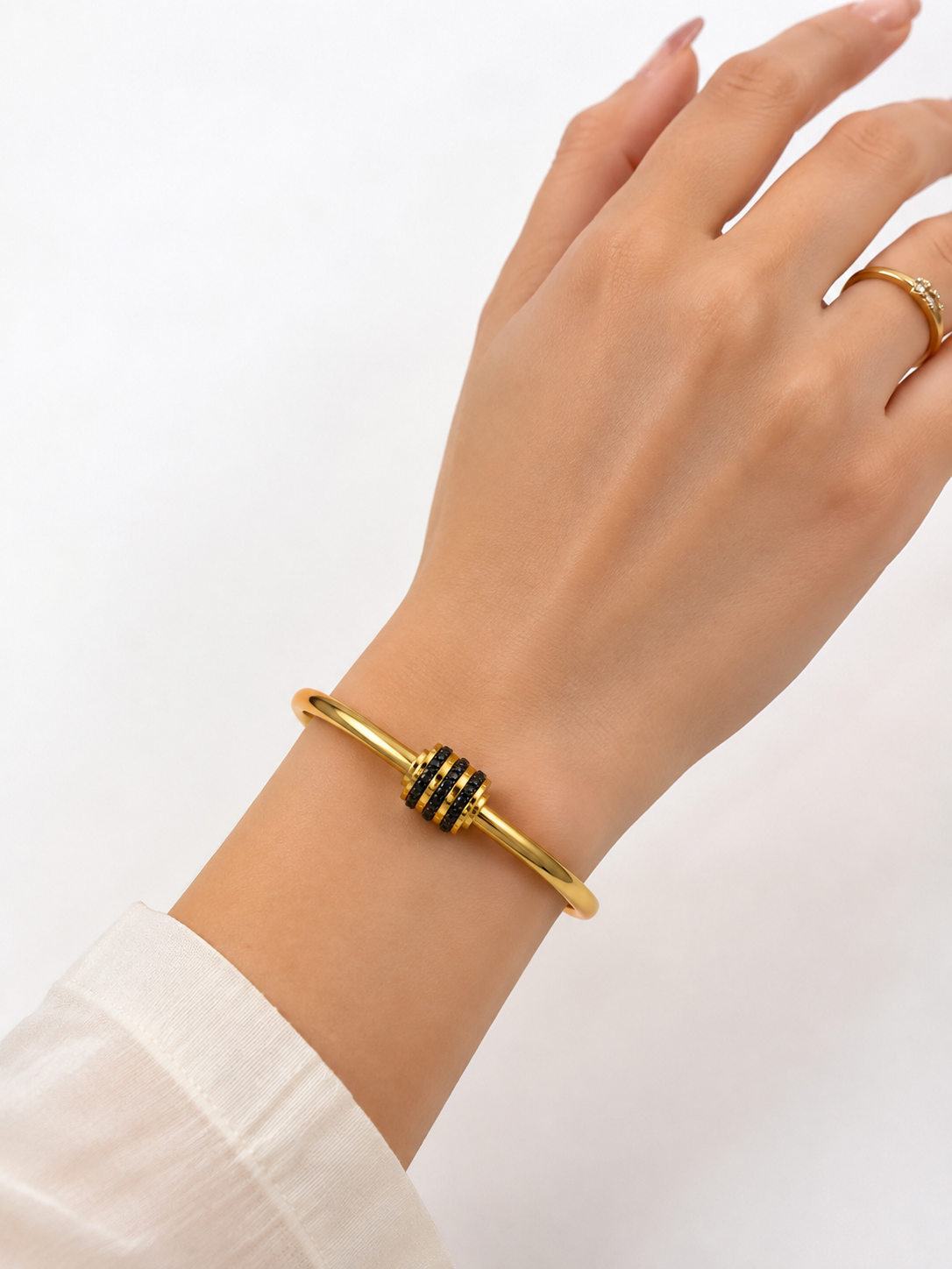 Pulsera Dama Dorada con Detalles Negros ✨🖤