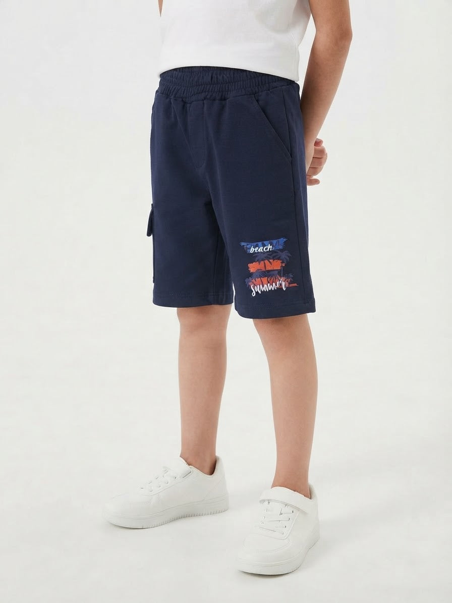 Short niño azul marino con estampado tropical lateral