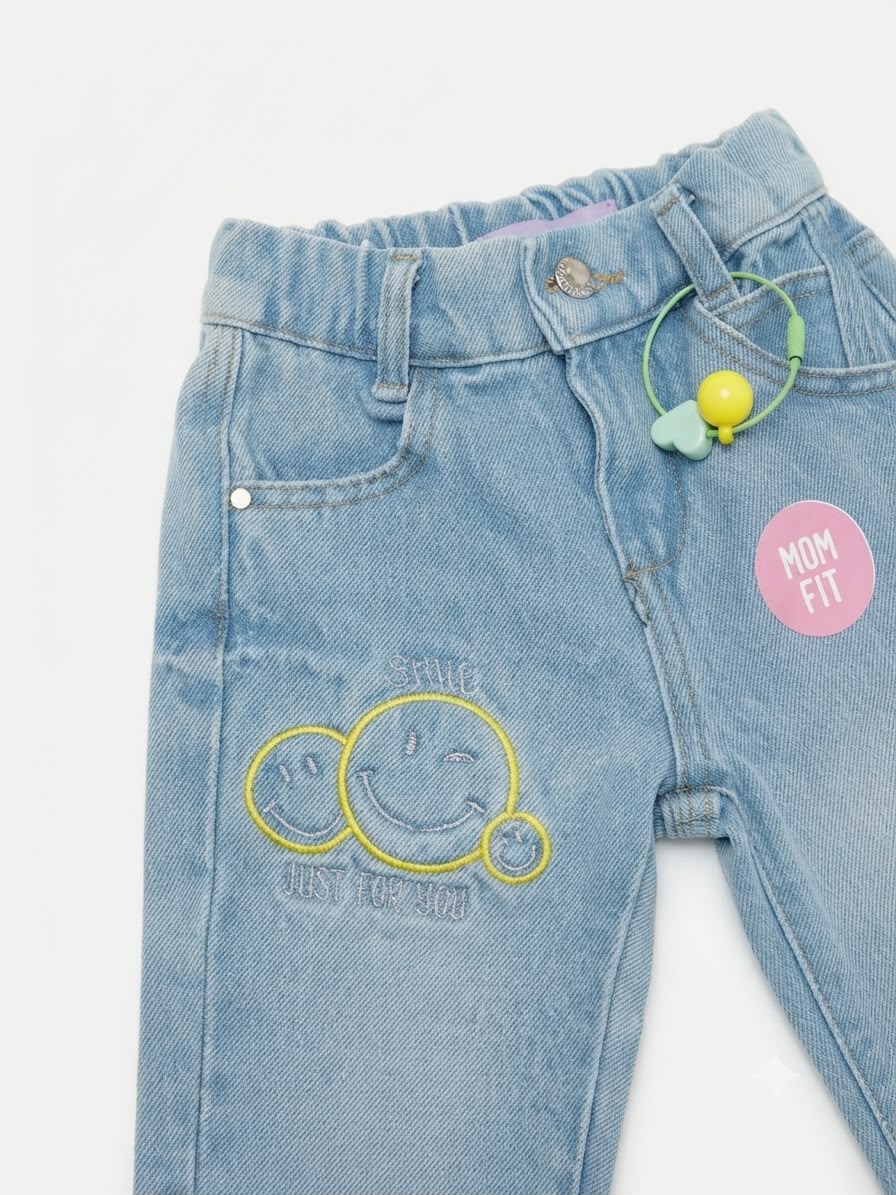 Pantalón niña mom fit mezclilla llavero decorativo