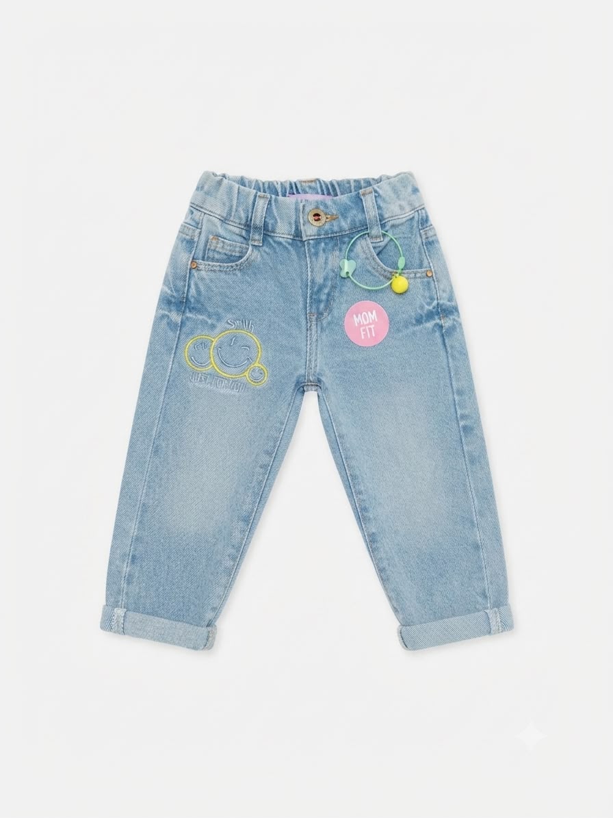 Pantalón niña mom fit mezclilla llavero decorativo