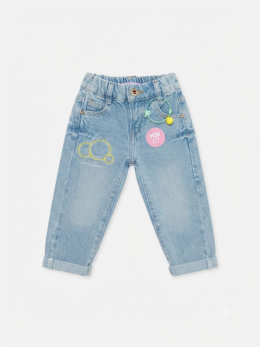 Pantalón niña mom fit mezclilla llavero decorativo