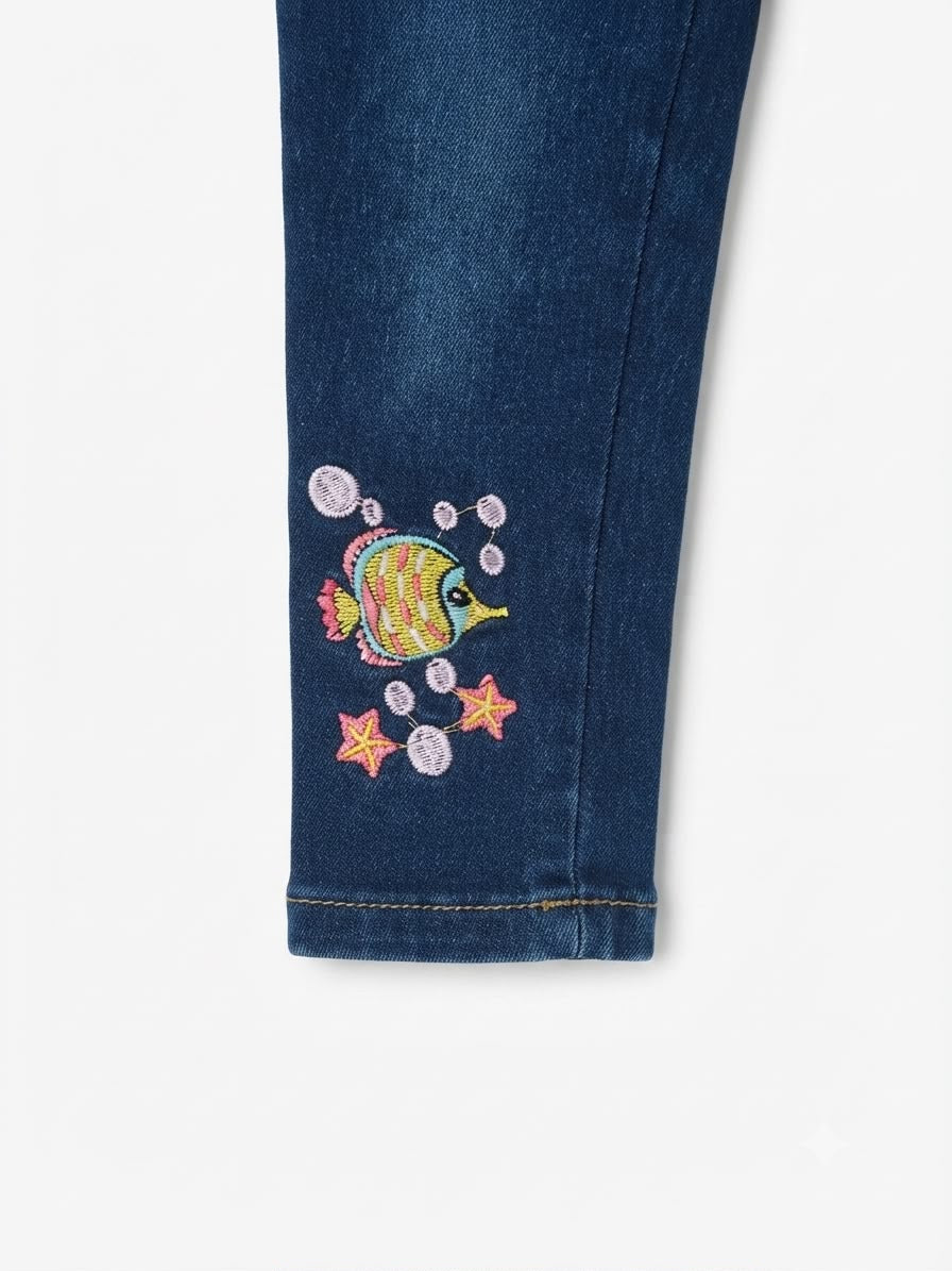 Pantalón niña mezclilla bordado pez